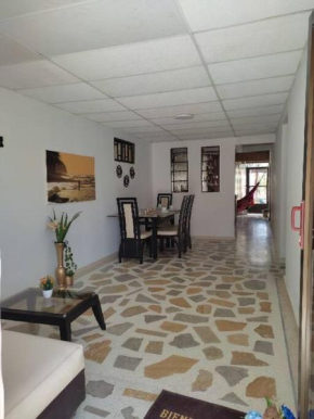 Alojamiento entero, casa amplia, patio, aire